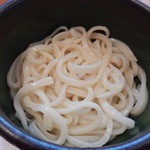 由す美 - 熱々です。冷たいうどんと比較するとコシは若干弱め。