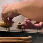 根津 焼鳥 照隅 - 適度に余分な脂を落としながらとても丁寧な火入れ