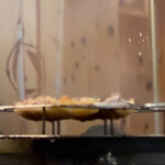 根津 焼鳥 照隅 - 腿は鉄串の遠火でじっくり焼かれます