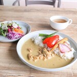Coconut green curry 1,240 yen (tax included)
