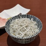 酒肴場 屯 - 白ご飯には釜揚げしらす