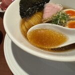 酒肴場 屯 - 今日の煮干し中華はカマスと真鯵出汁。このところの鮮魚出汁は煮干し感抑えめでしたが、今日の組み合わせは煮干し感もパワーアップしつつ旨みの広がりを感じさせる仕上がり。