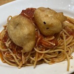 イタリア食堂のら - 白身魚のフリットとエノキのトマトソーススパゲティ