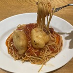 イタリア食堂のら - 白身魚のフリットとエノキのトマトソーススパゲティ
