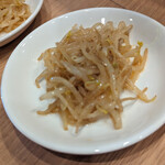 おつまみ餃子 福虎 - お通しのからもやし