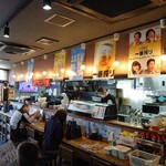 ひだりうま でん助 - 店内では昼飲みしている客が既に数人いた