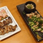 地鶏や - せせり 270円、ハツ210円、アスパラベーコン300円、ねぎ塩 580円