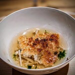 温石 - 榎茸と蛤出汁に、炭火でじっくり焼きいた新米のお煎餅。放り込むとジュッと。インスタに動画有〼