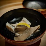 温石 - 白甘鯛とヒラタケの椀。白甘鯛が弾むような食感。天然平茸も市販されているものとで別物で、しきりにナルホドと思う。