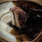 温石 - お味の濃い玉取椎茸。この後、伊勢海老味噌を一匙ずつ配給でかけてもらう。