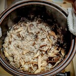温石 - 舞茸のリゾットご飯。薫りの爆発で、思わず湯気を体に浴びせた(笑)