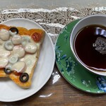 小さなパン小屋 一休 - プチトマトとオリーブにスライスチーズを乗せてみました