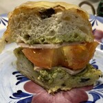 小さなパン小屋 一休 - オリーブとバジルのサンド　216円