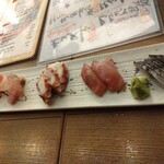 鮮魚と炉端焼き 魚炉魚炉 - お通しのお刺身(マグロ、ヒラマサ、タコ、ハマチ、しめ鯖)