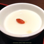 Tenshin Dakku - 杏仁豆腐 一つ一つしっかり作ってる クコの実１粒トッピングが定番