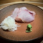 温石 - ハタのお造り。登場した時から宝石のようにキラキラで、さっと炙って脂が活性化すると輝きを増しました。旨み甘味、滑らかな舌触り、完璧♪