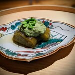 温石 - 焼き茄子をさらに炊いて、美しいずんだ餡がかかっています。 パクッと口にした途端、香ばしい炭火焼きの香り、滑らかにお出汁を含み、更に枝豆のあの香り。 滋味深い、薫りの洪水っ♡