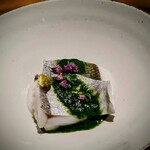温石 - 本来、雑魚と言われるエボ鯛も、どんな高級魚を並べられても「私はこちらを選ぶ」。春菊の擦り流しに、練り立ての胡麻豆腐を添えて。