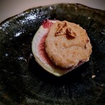 温石 - 無花果の風呂吹きには、落花生味噌。こちらには熱燗が合うとの事で、私には熱い赤烏龍茶をお猪口に添えて下さる。