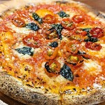 新鮮羅勒和自制幹番茄的瑪格麗特披薩