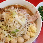 ラーメン二郎 - ラーメン半分＋ニンニク少し＋青ネギうずらＷ
