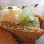 CAFE シトカ - 秋のケーキプレートのスパイスのシフォンケーキ。アイス＆シャインマスカット