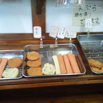 池上製麺所 - 天ぷらコーナー 各種１００円 終盤に行ったので、あまり種類が残ってない。