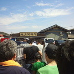 池上製麺所 - １３：００ やっと半分くらい捌けた。　外観は木目を基調としたシンプルな和風スタイルで、好感持てる店構え。