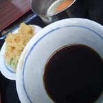 漆黒の和出汁醤油つけつゆ。しっとりした艶やかな表面が上品だ