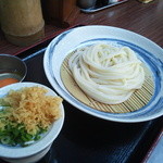 「ざる」１玉３２０円＋生玉子５０円＋天かすを薬味皿に盛った。