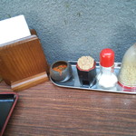 池上製麺所 - 卓上には、粗挽き白ゴマ、かけ醤油、出汁醤油、七味、塩が置いてある。