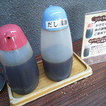 池上製麺所 - ﾋﾟﾝｸのｷｬｯﾌﾟのかけ醤油(こいくち)は味の調整用。水色ｷｬｯﾌﾟの出汁醤油は釜玉、釜ぬき、冷うどん用