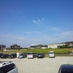 池上製麺所 - この通り広大な駐車場があります。いい天気でしょ？ｗｗ