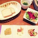 DOING - 夜ランチ 前菜3種類・パン・サラダ・スープ