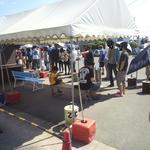 池上製麺所 - １２：３５　最後尾に着く。警備員も出て、テントや簡易トイレまで設置のお祭り状態