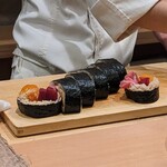 鮨 たつ也 よしかわ - トロと卵黄の太巻き（ドラゴンボール巻）