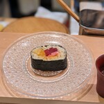鮨 たつ也 よしかわ - トロと卵黄の太巻き（ドラゴンボール巻）