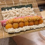 鮨 たつ也 よしかわ - トロと卵黄の太巻き（ドラゴンボール巻）これを巻きます。