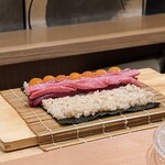 鮨 たつ也 よしかわ - トロと卵黄の太巻き（ドラゴンボール巻）作成中