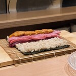 鮨 たつ也 よしかわ - トロと卵黄の太巻き（ドラゴンボール巻）作成中