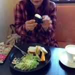 Ｃａｆｅ＆Ｄｉｎｉｎｇ　Ｋａｒｅｎ - コーヒーにおにぎりの組合せに悩む奥方様の図