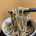 高幡そば - 出汁の海底から麺をグワシッと掘り起こしますと、
            ラーメン二郎と同じくらいの極太麺！\(°∀° )/
            意外と柔らかめで食べやすいです♪