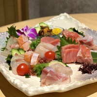 和食 いぶり別邸 新橋店 - ・刺身 7点盛り(本まぐろ中とろ入り) 3,500円
                    ※本まぐろ中とろ、金目鯛、真鯛、スズキ、天然ブリ、サーモン、生雲丹