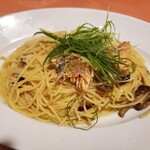 Mamma Pasta - 氷塩熟成秋鮭と博多すき茸九条ネギのペペロンチーノ