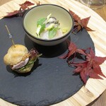 Derire - 明石鰆のマリネとバナナと赤玉ねぎを混ぜたアボカドサルサソース  牛肉のパテとチーズのシュー