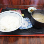 Shijou Meshi Tokudaya - いさき塩焼+しまあじ刺身定食（いさき塩焼は別皿）