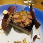 Derire - 前菜～オペラ風〜 フォアグラ ポルト酒 秋茄子とロースビーフと柿とカクテルを使ったタルタル  ショコラのチップ 牛肉のクリーム トリュフ風味のバルサミコソース ナッツ