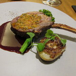 Derire - オーストラリア産仔羊 カフェドパリバター 赤ワインのソース  栗のピューレ 茎ブロッコリー 飴色玉ねぎを詰めたじゃがいものロースト