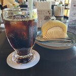 五十鈴川カフェ - アイスコーヒーとロールケーキ