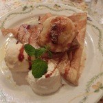 クレープリー・アルション - 11/3丸ごと１個アーモンドクリームを詰めた紅玉リンゴのオーブン焼のクレープ